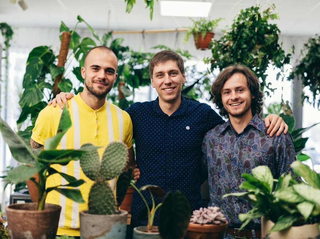 jakub-jonas-s-dvěma lidmi